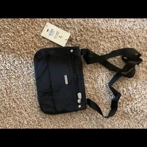 Light weight. Cross body with many compartments. Never used